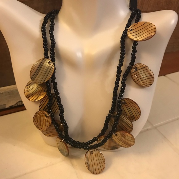 Black beaded necklace with brown shell-like pieces - Picture 2 of 6